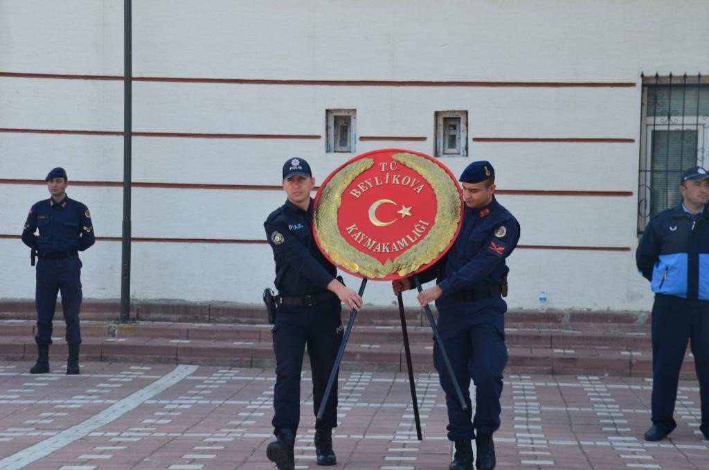 Beylikova Kaymakamı ve Başkan Özkan Alp Atatürk büstüne çelenk sundular