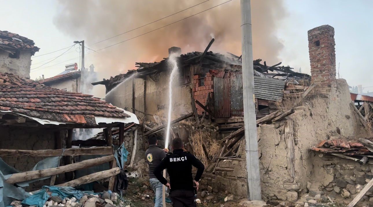 Gediz’de ahşap bina yangında küle döndü