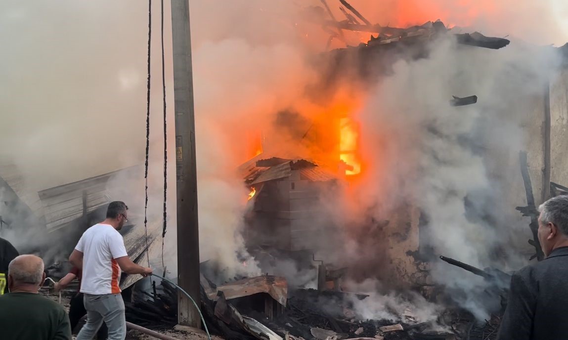 Gediz’de ahşap bina yangında küle döndü