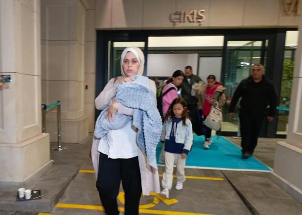Gazze'den tahliye edilen 87 kişi Türkiye'ye getirildi