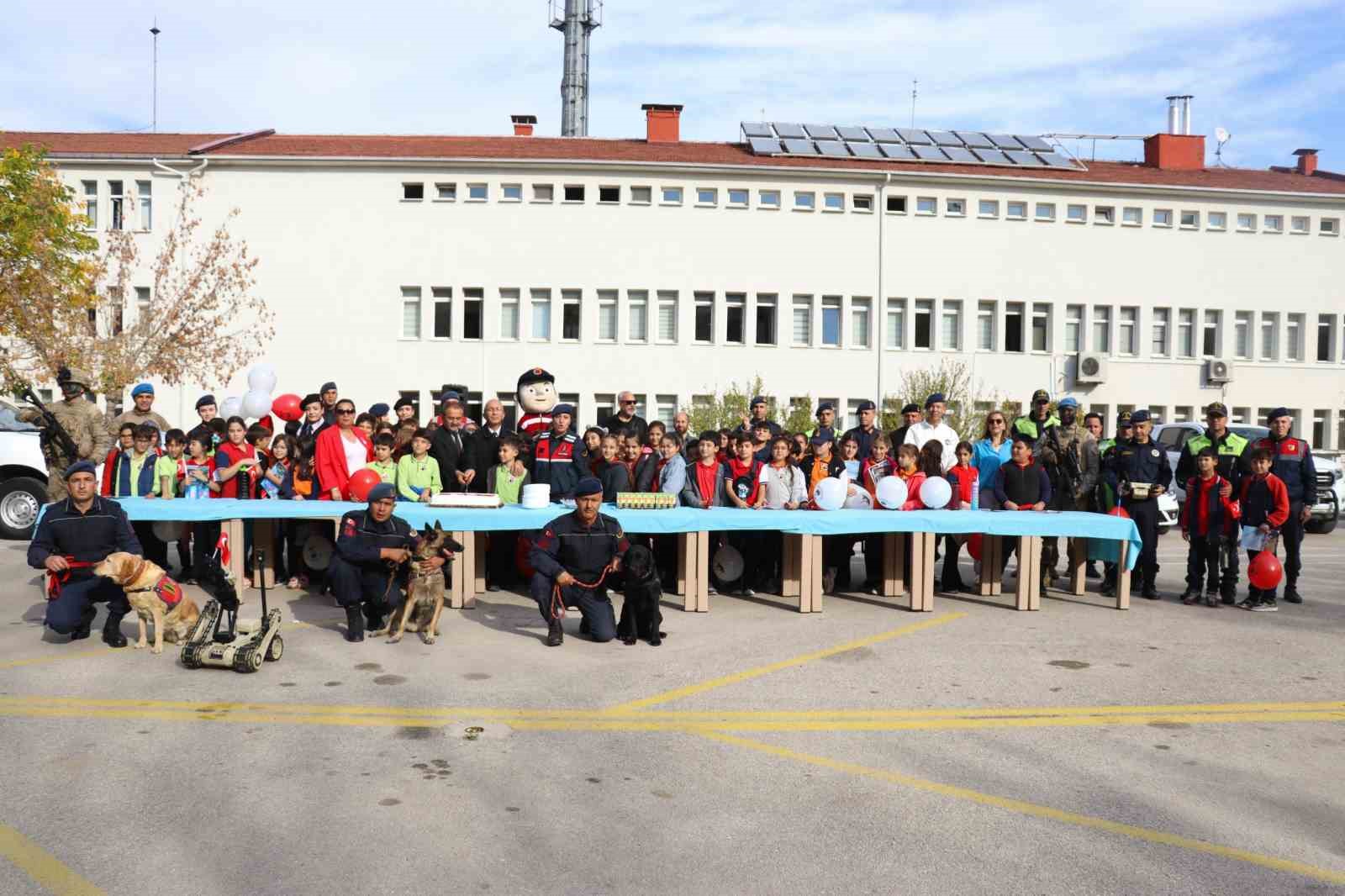 İlk ve ortaokul öğrencileri İl Jandarma Komutanlığı’nda Cumhuriyet Bayramı kutladı