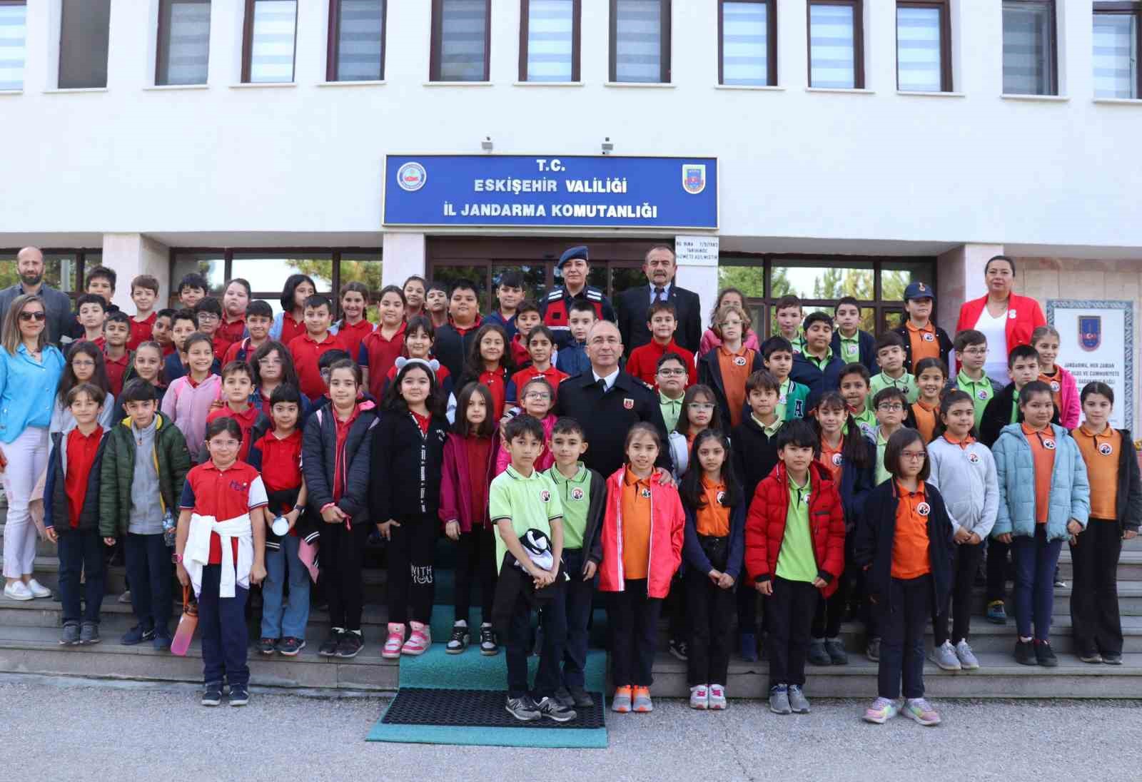 İlk ve ortaokul öğrencileri İl Jandarma Komutanlığı’nda Cumhuriyet Bayramı kutladı