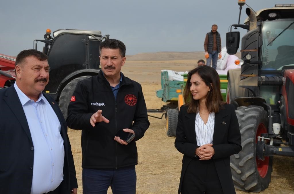 Beylikova’nın kadın Kaymakamı Eroğlu traktör başına geçti 4 milyon metrekare tarım arazisine hububat ekimi başladı