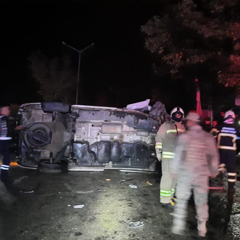 Mardin'de hafif ticari araç ile otomobil kafa kafaya çarpıştı: 6 yaralı
