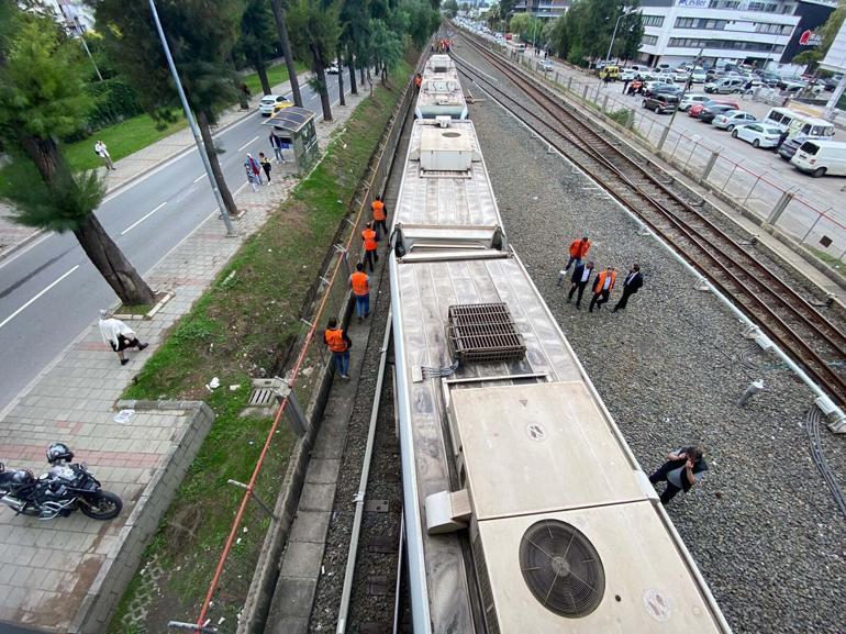 İzmir'de metro raydan çıktı