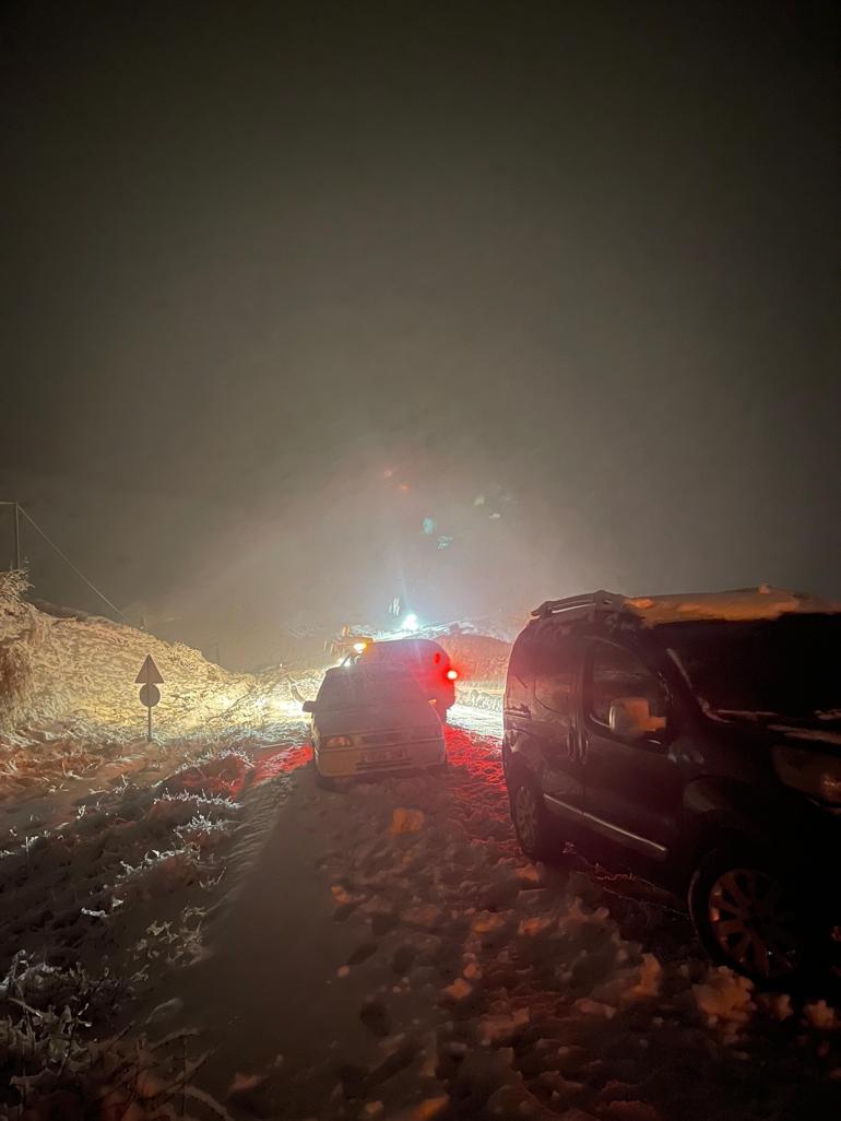 Şırnak- Siirt kara yolunda mahsur kalan 10 araç kurtarıldı