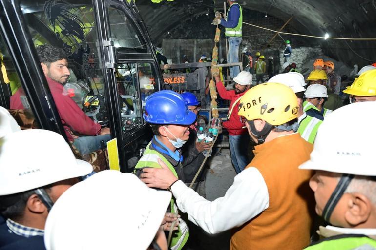 Hindistan’da çöken tünelde mahsur kalan işçilerin kurtarılma çalışmalarına ara verildi