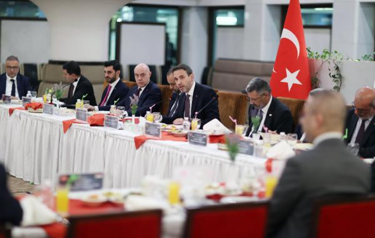 Bakan Bayraktar, Irak’ta Türk şirketleri ile bir araya geldi