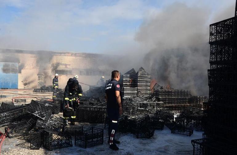 Antalya'da plastik fabrikası alev alev yandı