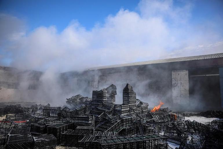 Antalya'da plastik fabrikası alev alev yandı