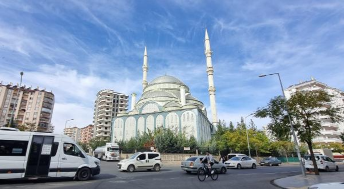 Camiinin kapanmasına neden olan ağır hasarlı 2 bina, kontrollü yıkım sırasında çöktü