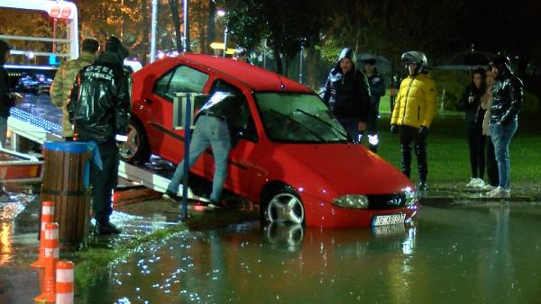 Bursa'da otomobil süs havuzuna düştü