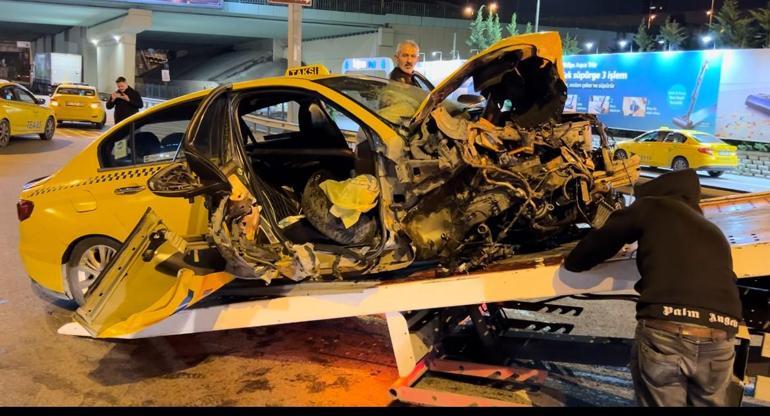 Kadıköy D-100'de ticari taksi bariyere çarptı: 1 yaralı