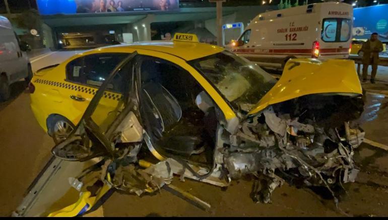 Kadıköy D-100'de ticari taksi bariyere çarptı: 1 yaralı