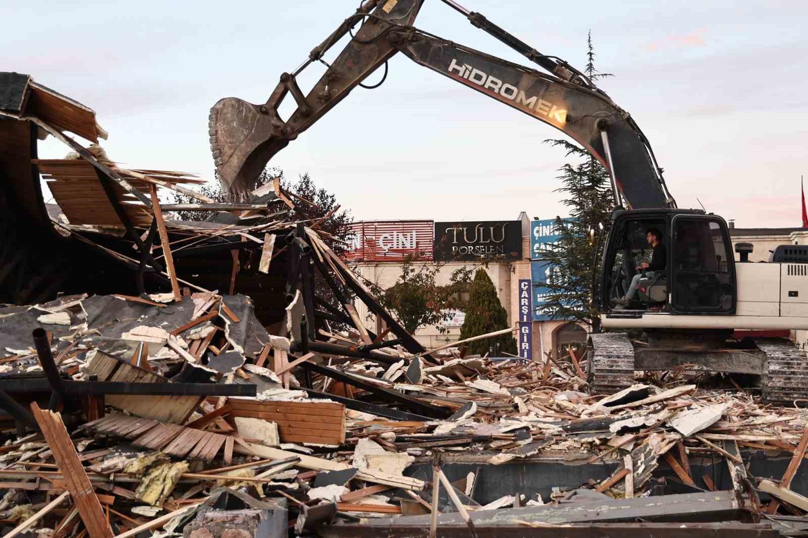 Kütahya Kervansarayı ile Çiniciler Çarşısının önünü kapatan balık restoran yıkıldı