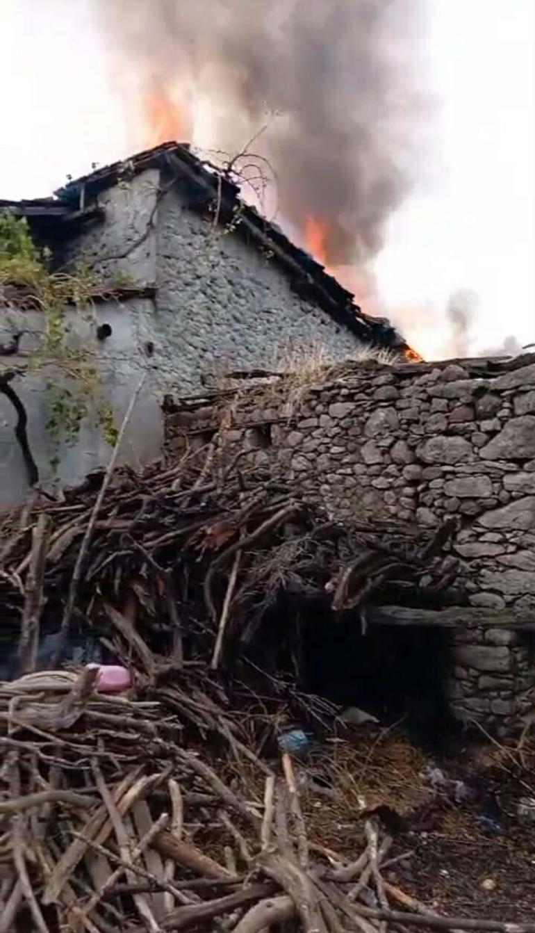 Balıkesir'de yangında ev kullanılamaz hale geldi, ahırdaki inek öldü