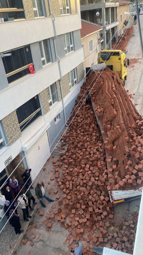 Tırın kasasındaki yüzlerce tuğla yere döküldü