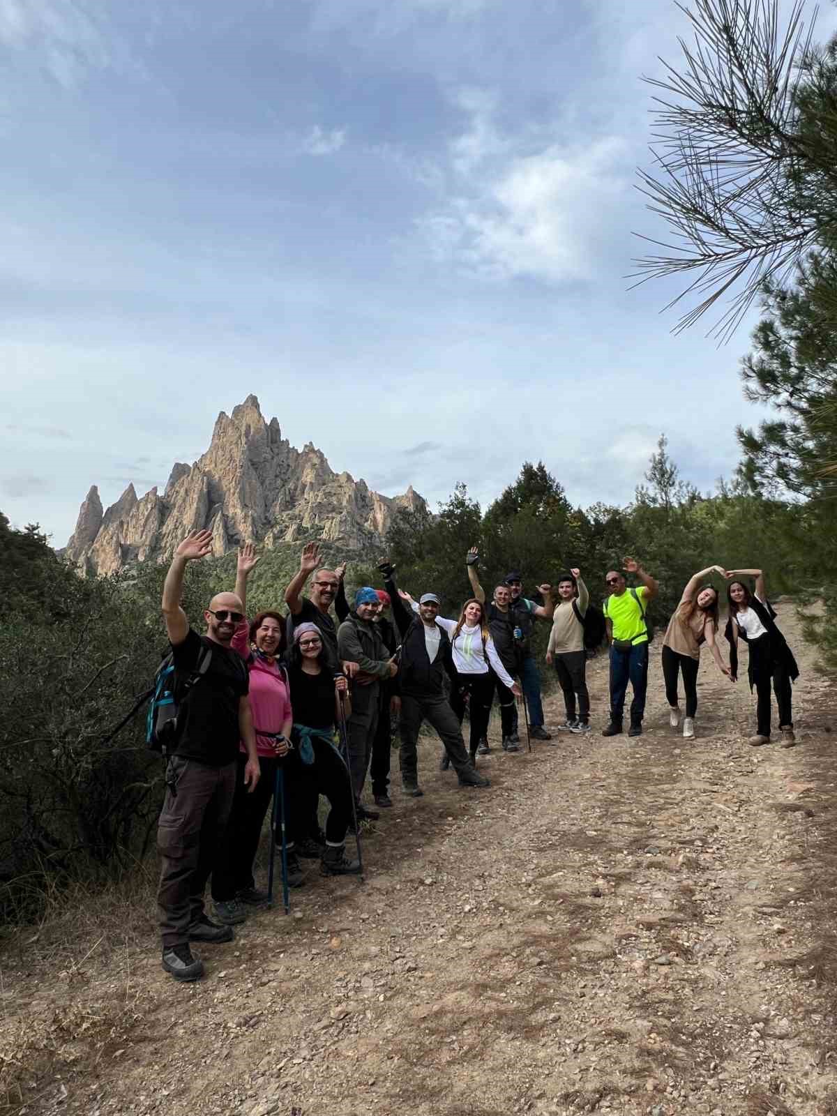 Eskişehirli ekip sonbahar manzarası eşliğinde 18 kilometre yürüdü