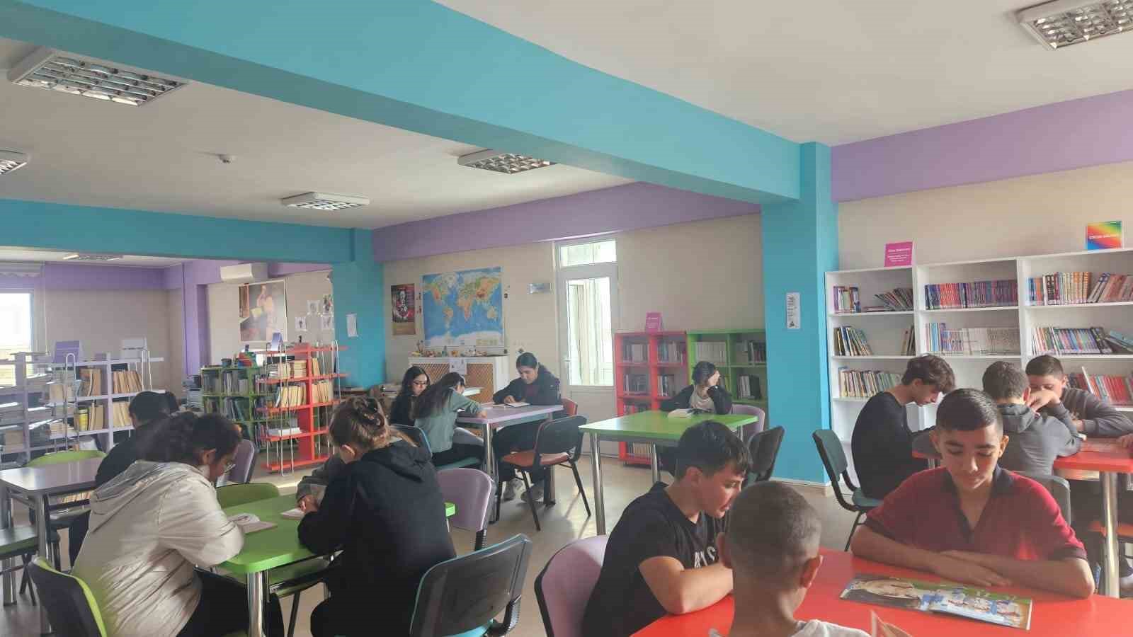 Aslanapa’da öğrenciler bazı dersleri Halk Kütüphanesinde işliyorlar