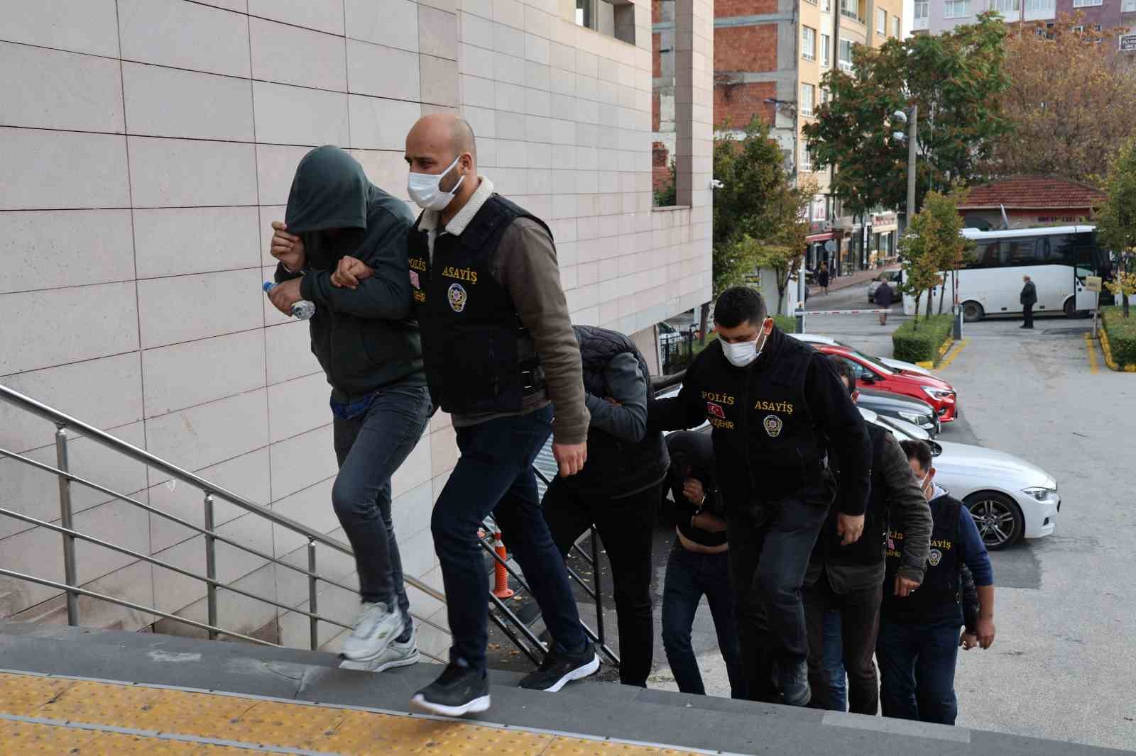 Birçok kişiyi dolandırarak mağduriyet oluşturan 8 şüpheli adliyeye sevk edildi