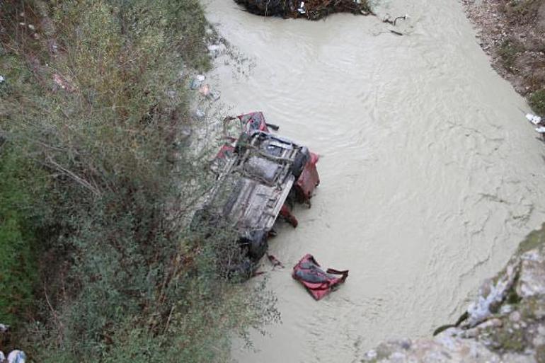 Hafif ticari araç Gediz Nehri'ne uçtu: 3 ölü