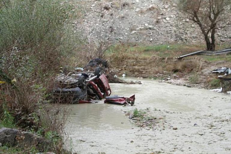 Hafif ticari araç Gediz Nehri'ne uçtu: 3 ölü