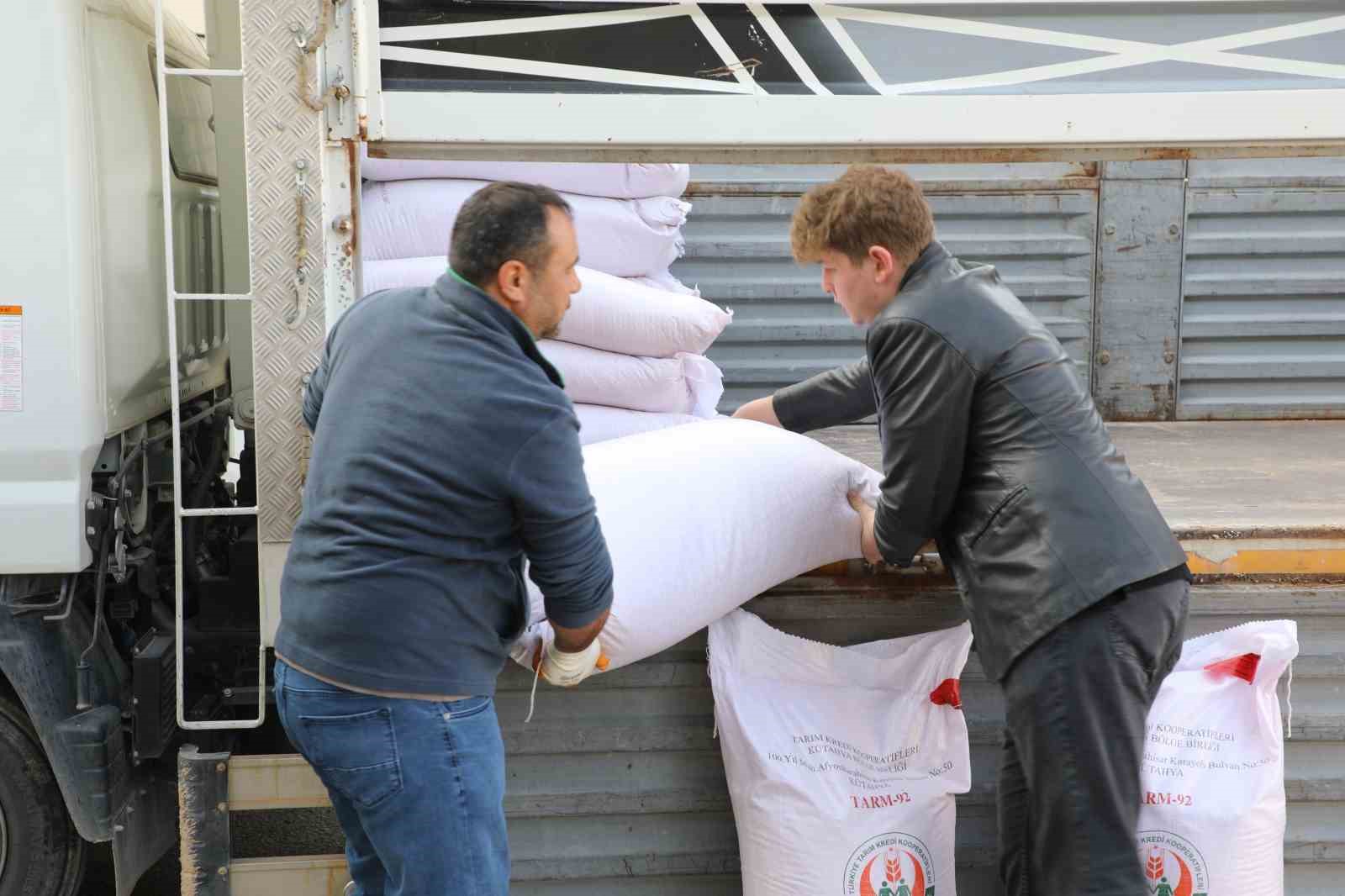 İlk arpa hasadını gerçekleştiren genç çiftçiye destek