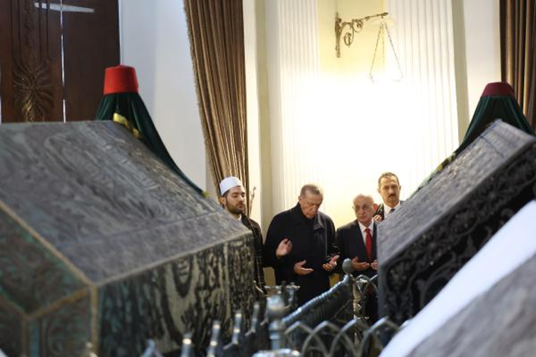 Cumhurbaşkanı Erdoğan Sultan ıı. Abdülhamid Han'ın türbesini ziyaret etti