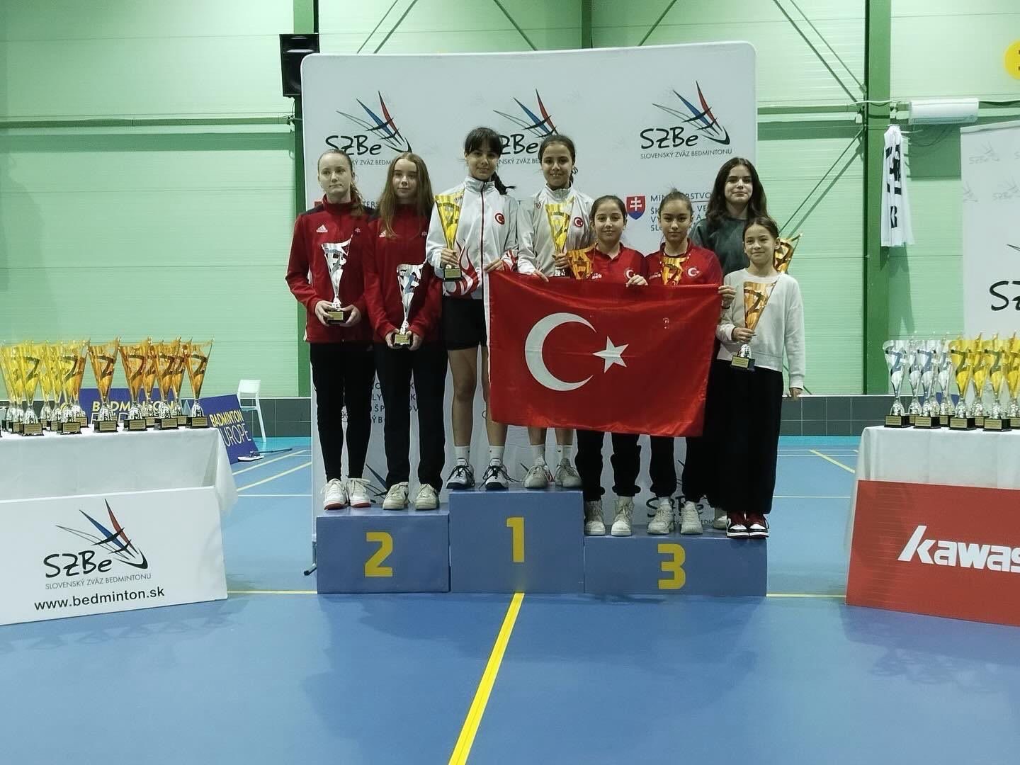 Eskişehirli badmintoncular Avrupa’da madalyaları topladı