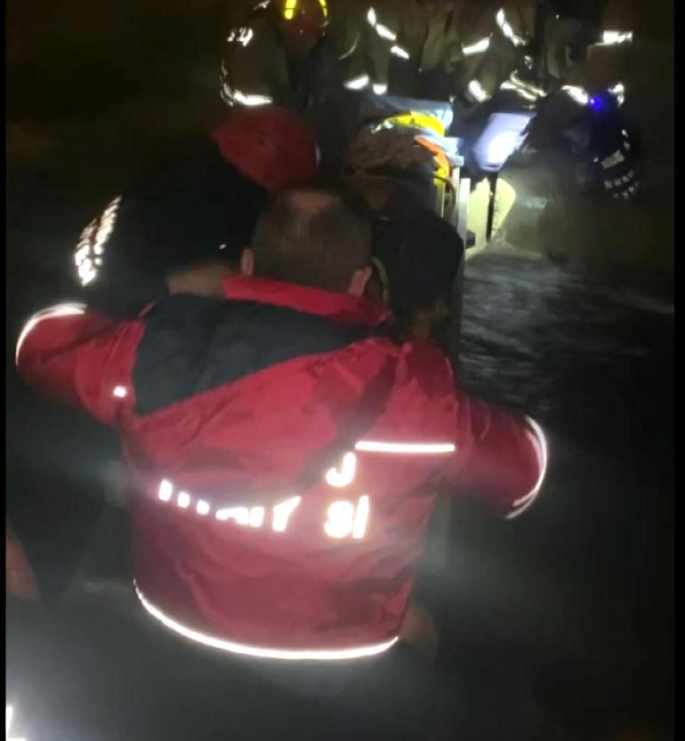 Esenyurt'ta 9 metre yükseklikten su kanalına düşen adamı itfaiye kurtardı