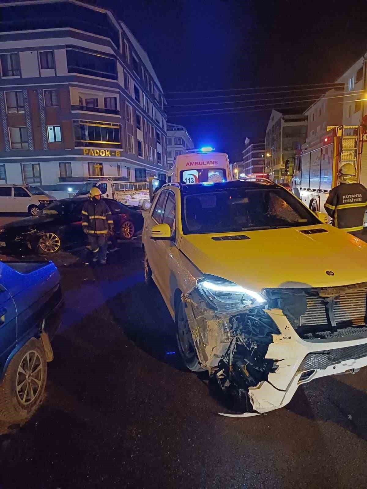 Kütahya’da otomobiller çarpıştı: 2 yaralı