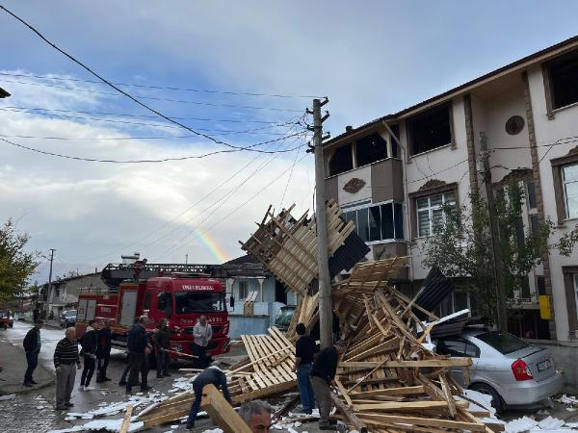 Tokat’ta evin çatısı uçtu, 2 otomobil hasar gördü