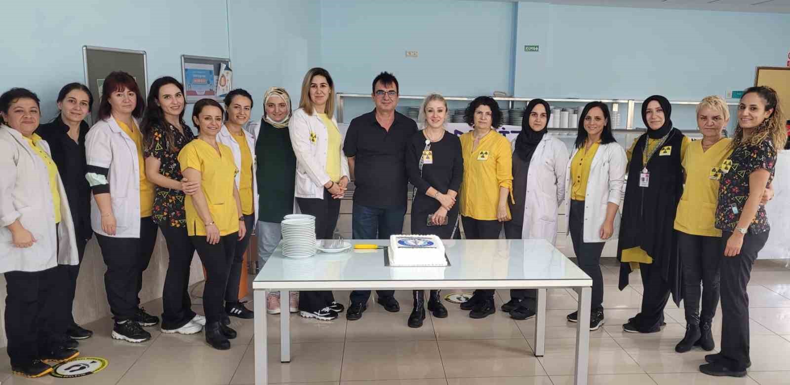 Radyoloji çalışanları ’Dünya Radyoloji Günü’ için pasta kesti