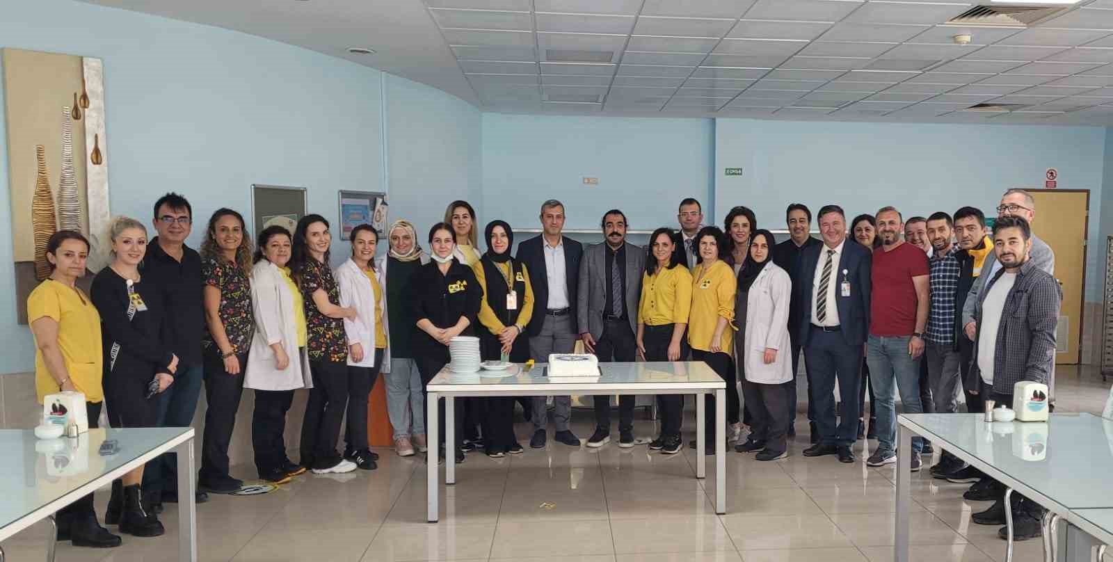 Radyoloji çalışanları ’Dünya Radyoloji Günü’ için pasta kesti
