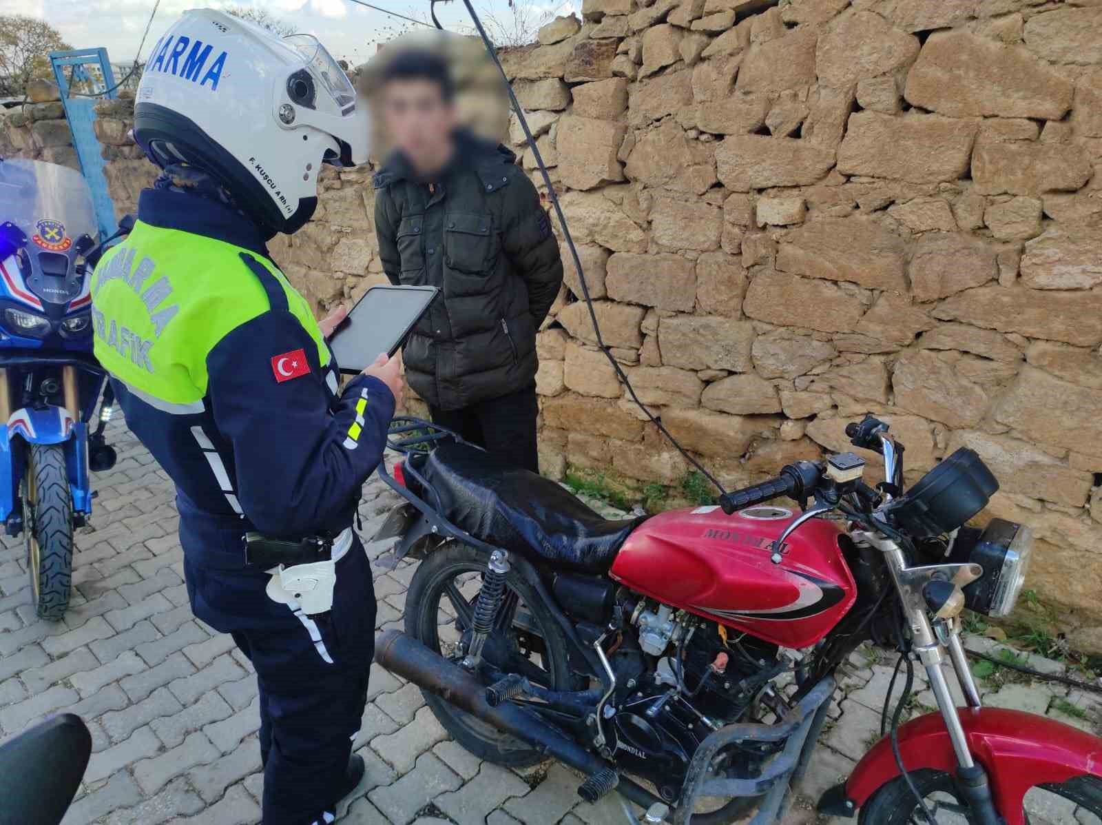 Jandarma denetimlerinde, motosiklet ve sürücüsü üzerinde uyuşturucu madde ele geçirildi