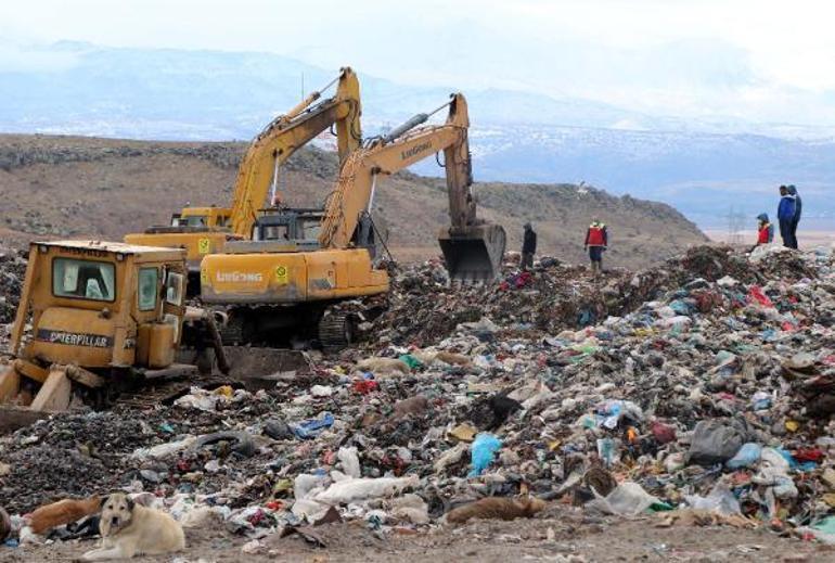 Kayseri'de, çöp yığınının altında kalan belediye işçisinin cansız bedenine ulaşıldı