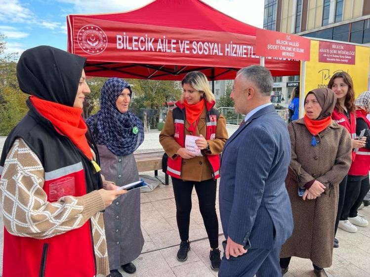 Kadına Yönelik Şiddete ’Dur’ demek için stantların başına geçtiler