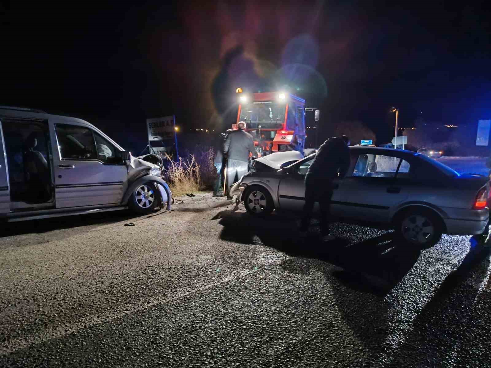 Hafif ticari araçla otomobilin çarpıştığı kazada 2 kişi yaralandı