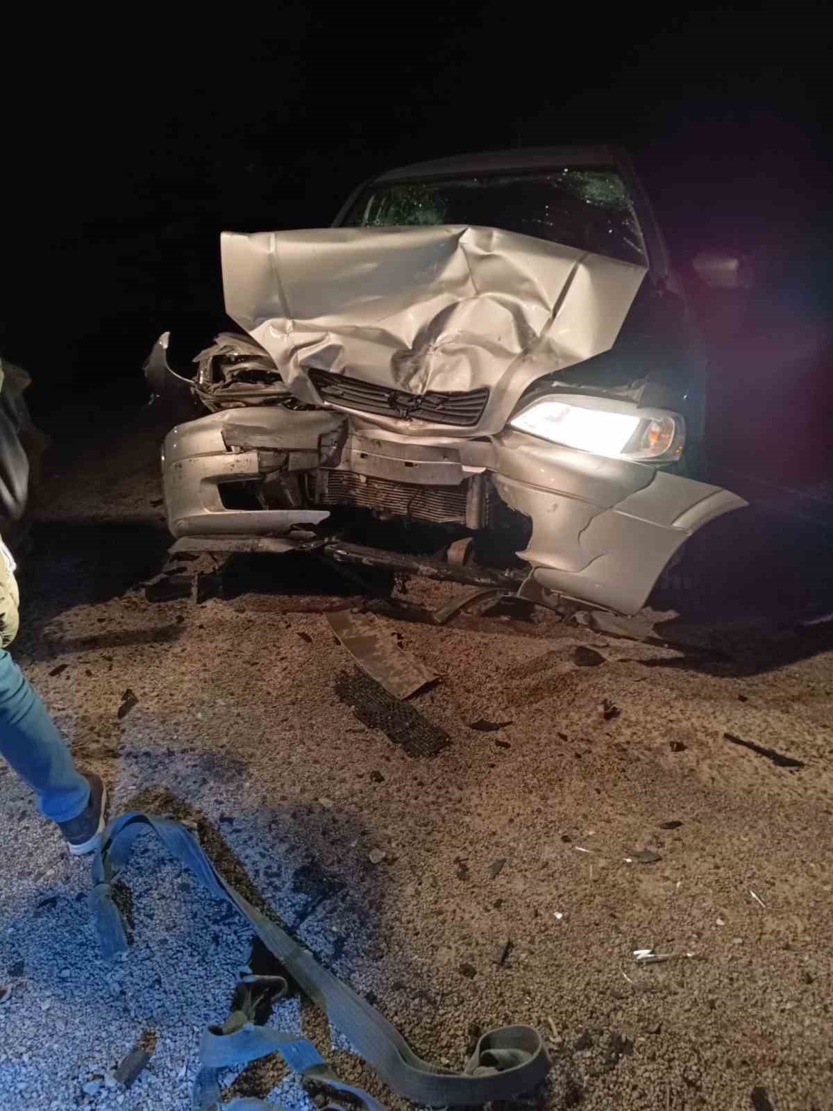 Hafif ticari araçla otomobilin çarpıştığı kazada 2 kişi yaralandı