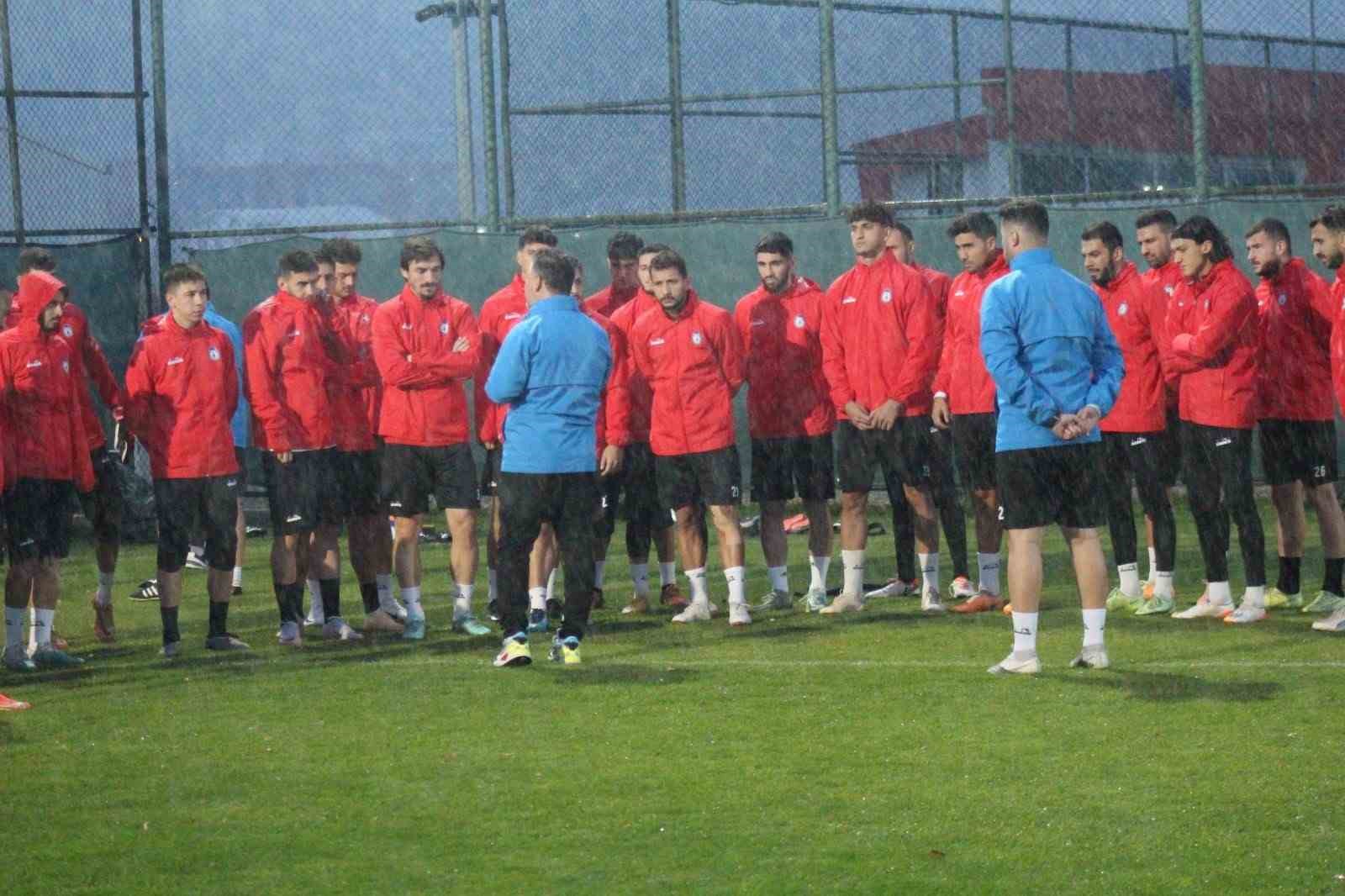 Yücer takımla çıktığı ilk antrenmanda futbolcularla toplantı yaptı