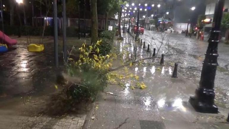 Silivri'de fırtına: İş yerlerini su bastı