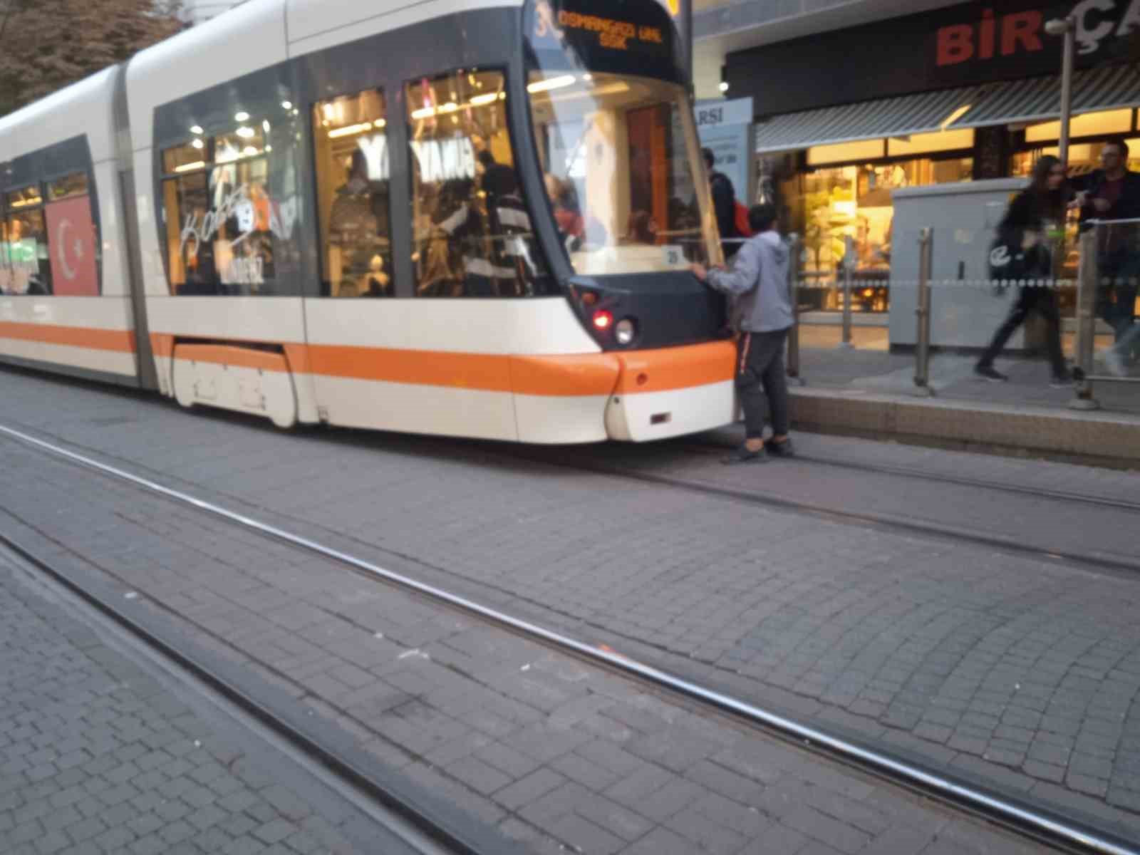 Eskişehir’de bir çocuğun tramvaya tutunma çabası hayret ettirdi