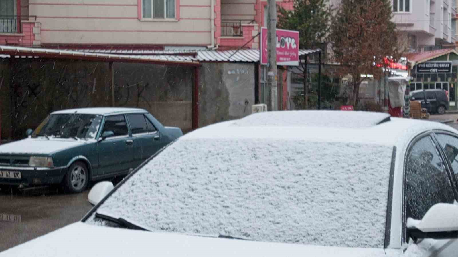 Afyonkarahisar’da kar yağışı etkili oldu