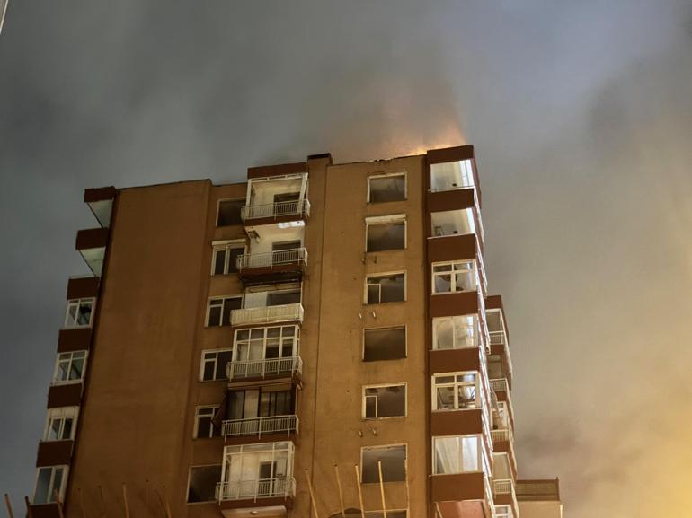 Kadıköy'de 14 katlı metruk binanın çatısına yıldırım düştü