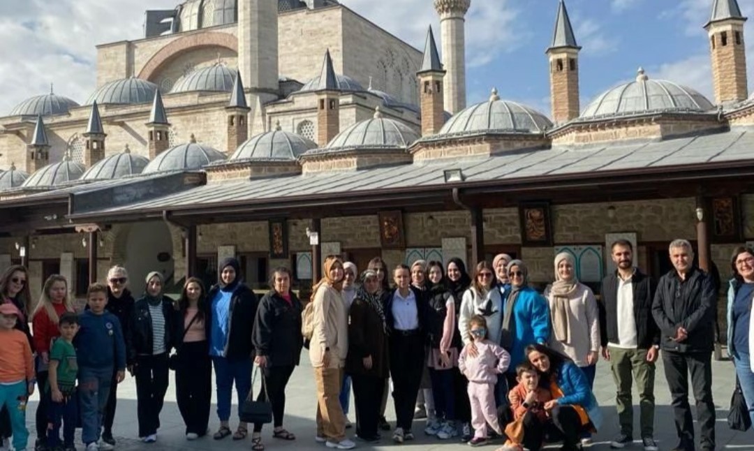 Lise öğrencileri, öğretmen ve aileleri Konya gezisinde