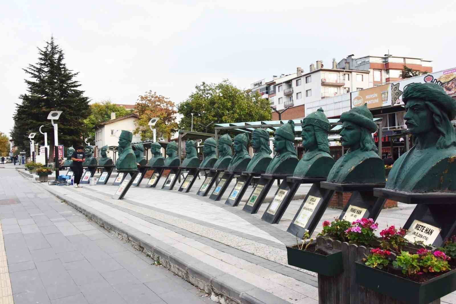 Türk Büyükleri Anıtı’na bakım yapıldı