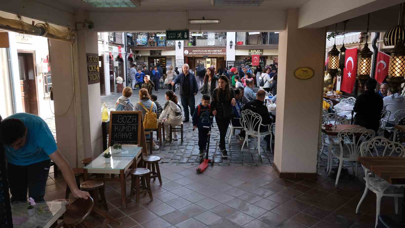 Tarihi Odunpazarı Evleri haftasonunda turistlerin odağı olmaya devam ediyor