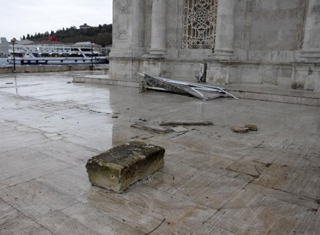 Beşiktaş'ta fırtına, beton blokları Büyük Mecidiye Camii'nin avlusuna savurdu