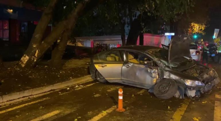 Kadıköy’de kontrolden çıkan otomobil ağaca çarptı: 3 yaralı