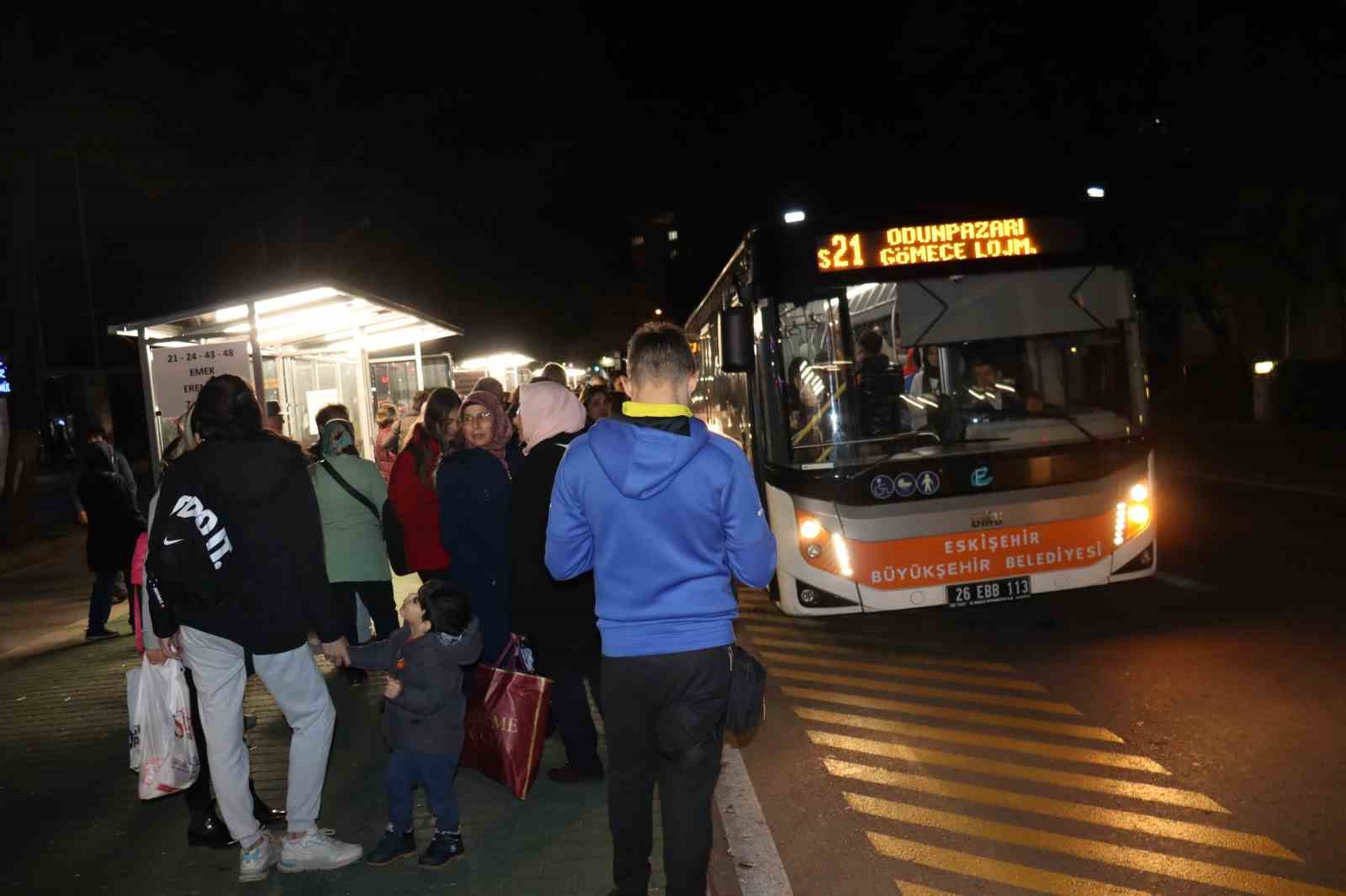 (ÖZEL) Vatandaşların geç gelen belediye otobüsü isyanı